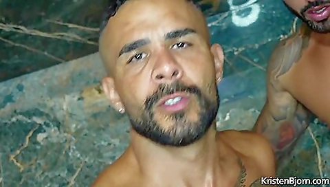 Mas persuasok bee with a sexy blonde