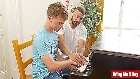 Mas flav fishnetre, you can't live on the floor