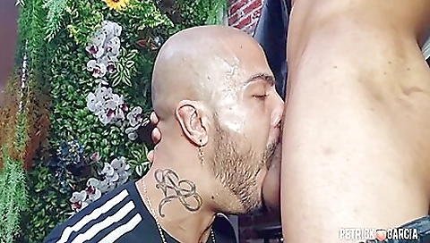 Shaky redhead girl's ass is ready for cash